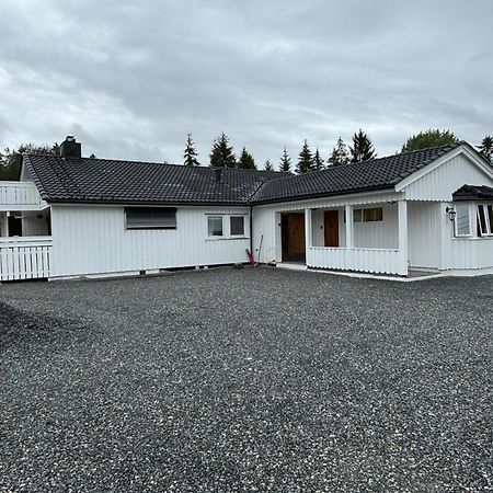 Classic 4 Bedrooms, 9 Guest Apartment In Kjeller Lillestrom - Good Proximity To Oslomet And Lillestrom Train Station Eksteriør billede
